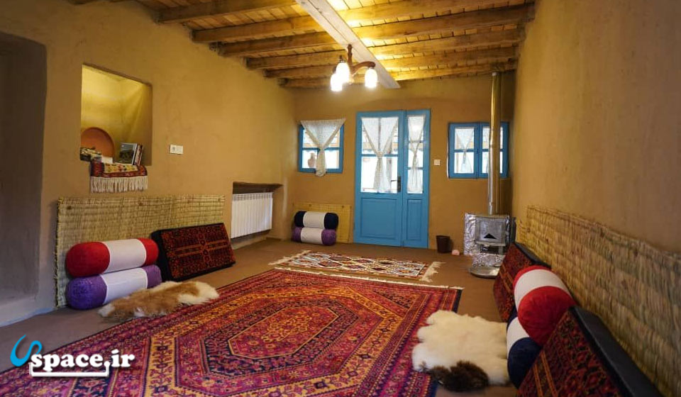نمای داخلی اتاق مانگه تاو اقامتگاه بوم گردی سایه ارغوان - رضوانشهر - روستای شیروا